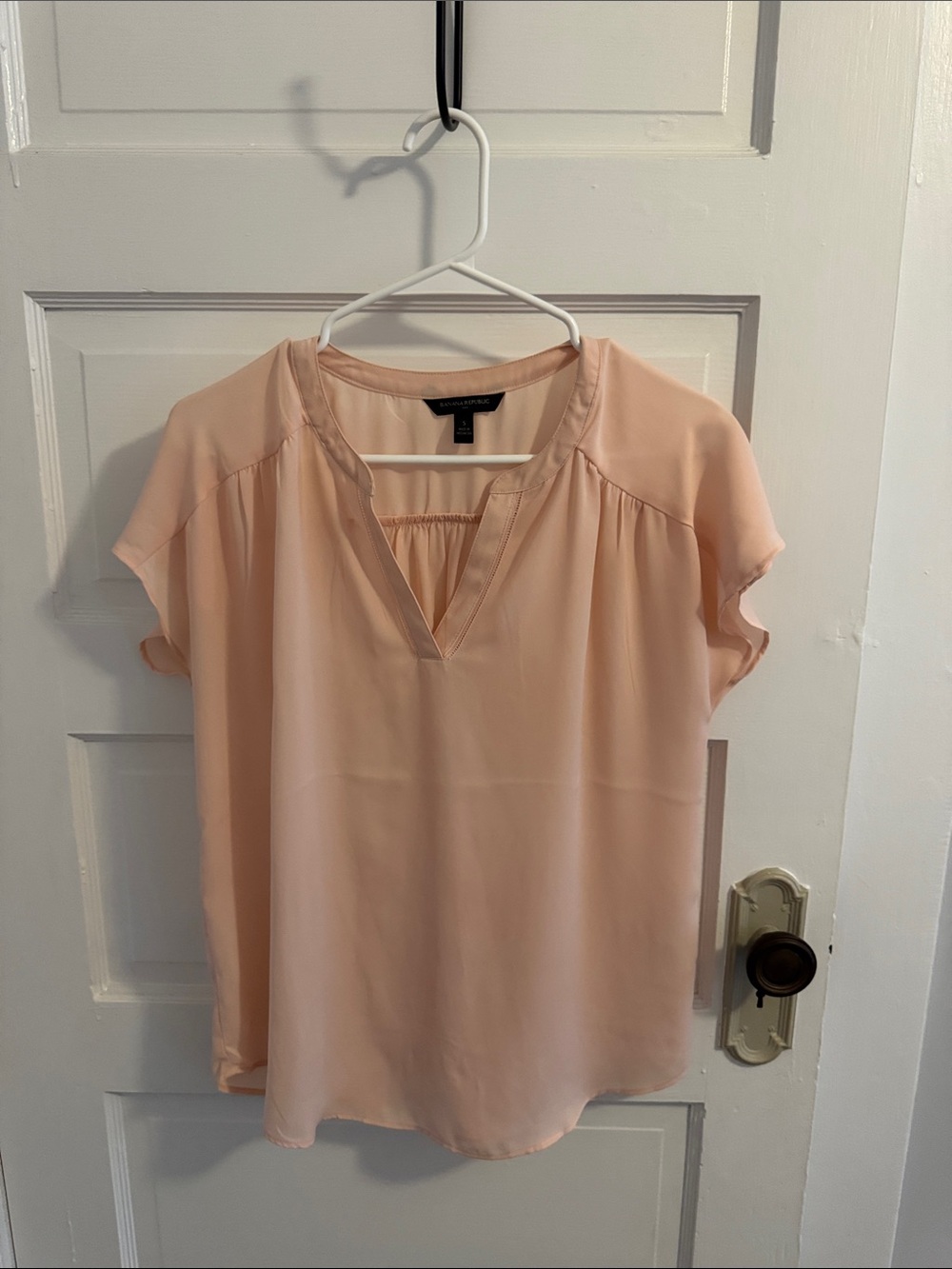 Banana Republic Pale Blush V-Notch Short Sleeve Blouse